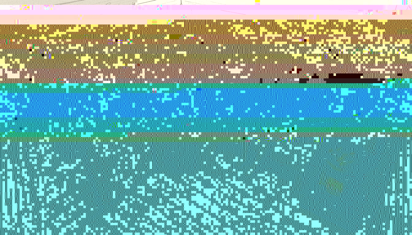 Mies rakentaa hirsisaunaa metsän siimeksessä.